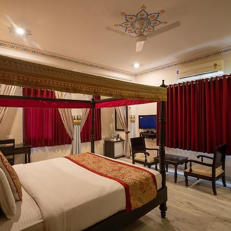 Hotel Royal Pratap Niwas Удайпур Екстериор снимка