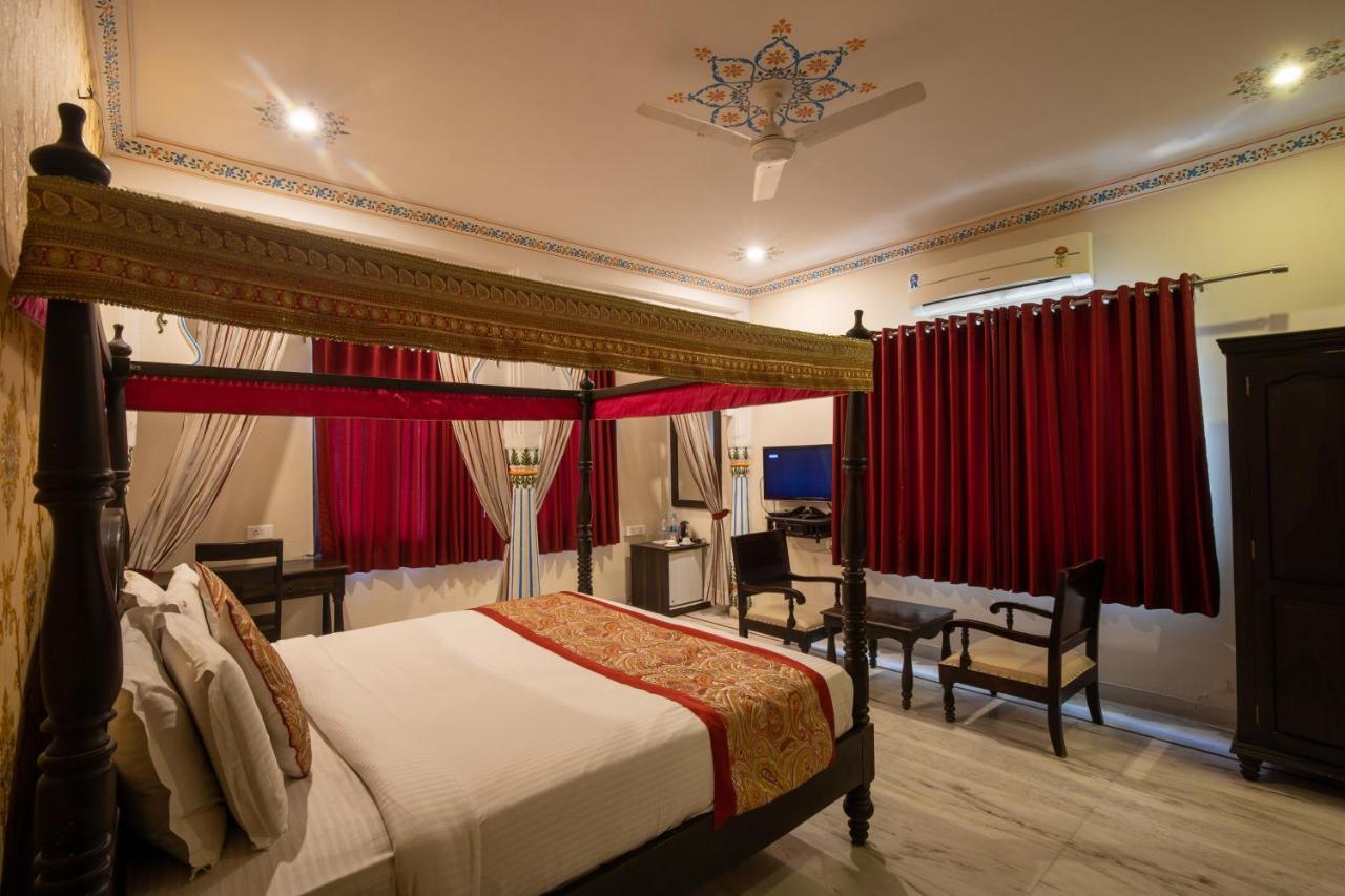 Hotel Royal Pratap Niwas Удайпур Екстериор снимка
