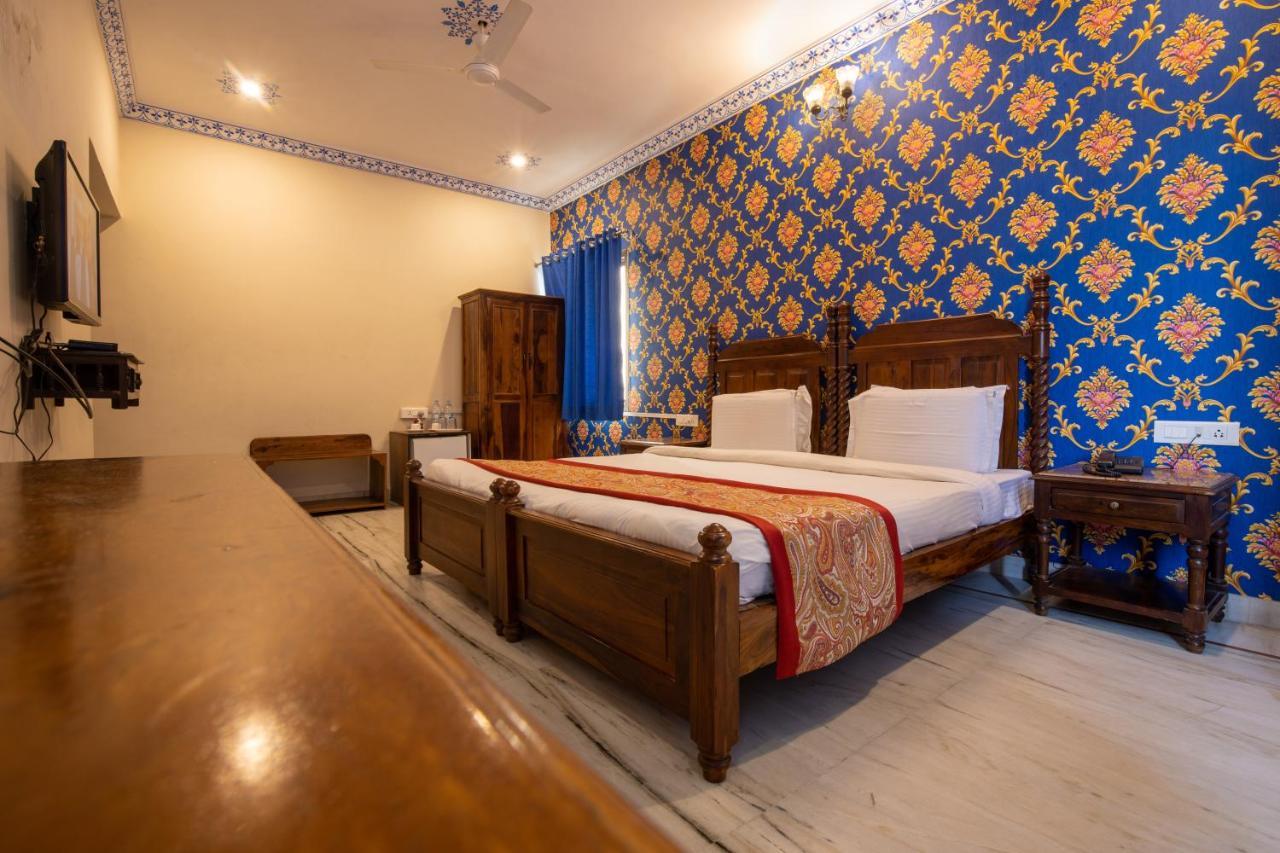 Hotel Royal Pratap Niwas Удайпур Екстериор снимка