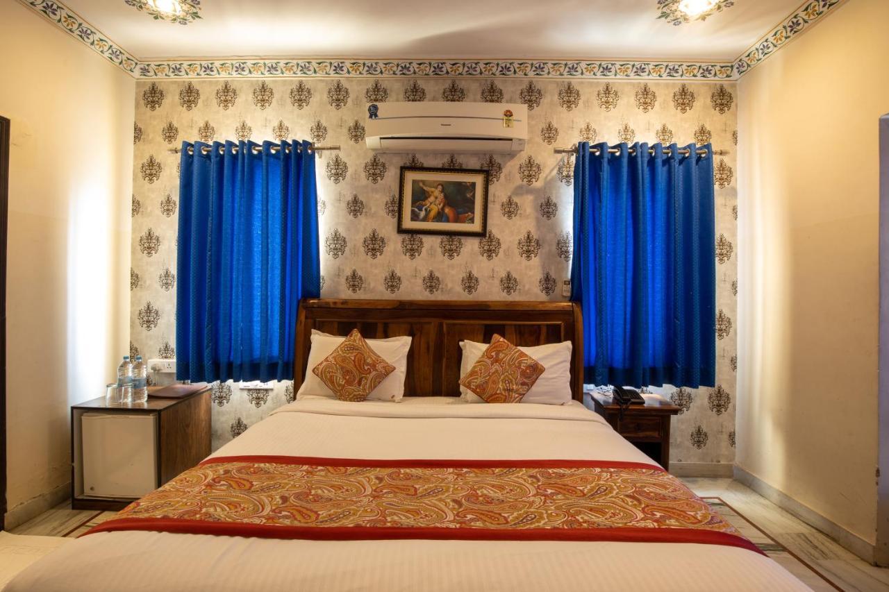 Hotel Royal Pratap Niwas Удайпур Екстериор снимка