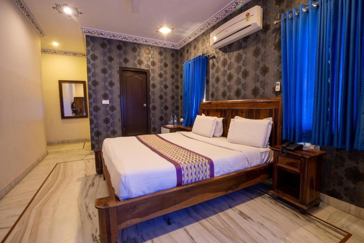 Hotel Royal Pratap Niwas Удайпур Екстериор снимка