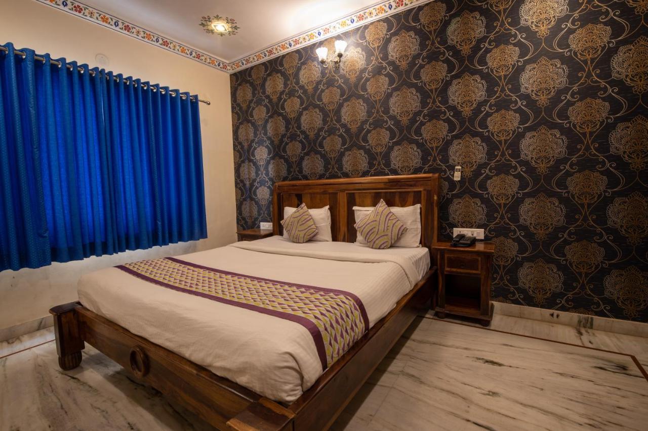 Hotel Royal Pratap Niwas Удайпур Екстериор снимка