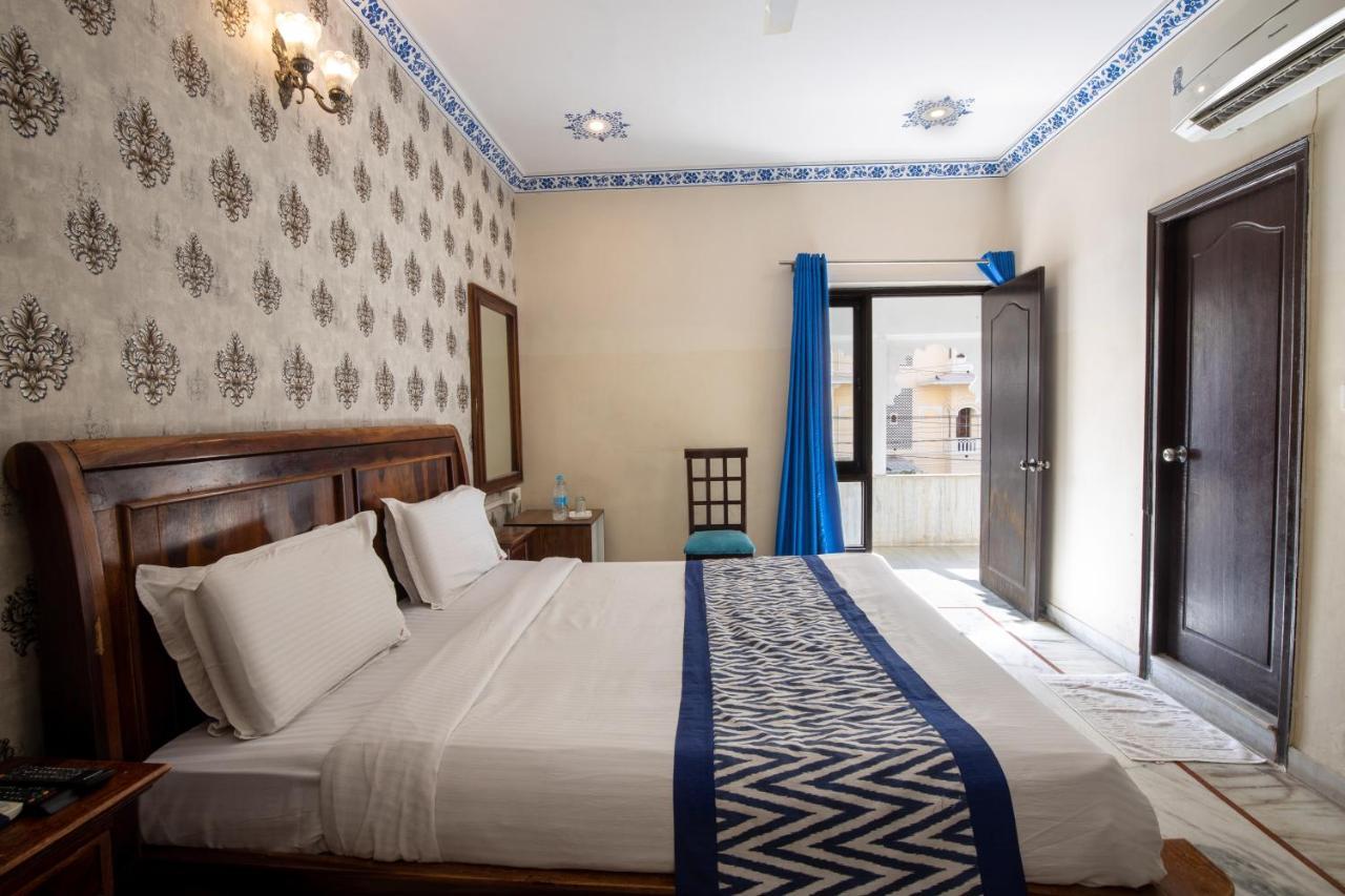 Hotel Royal Pratap Niwas Удайпур Екстериор снимка