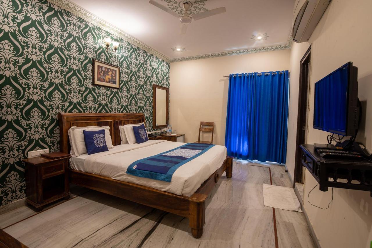 Hotel Royal Pratap Niwas Удайпур Екстериор снимка