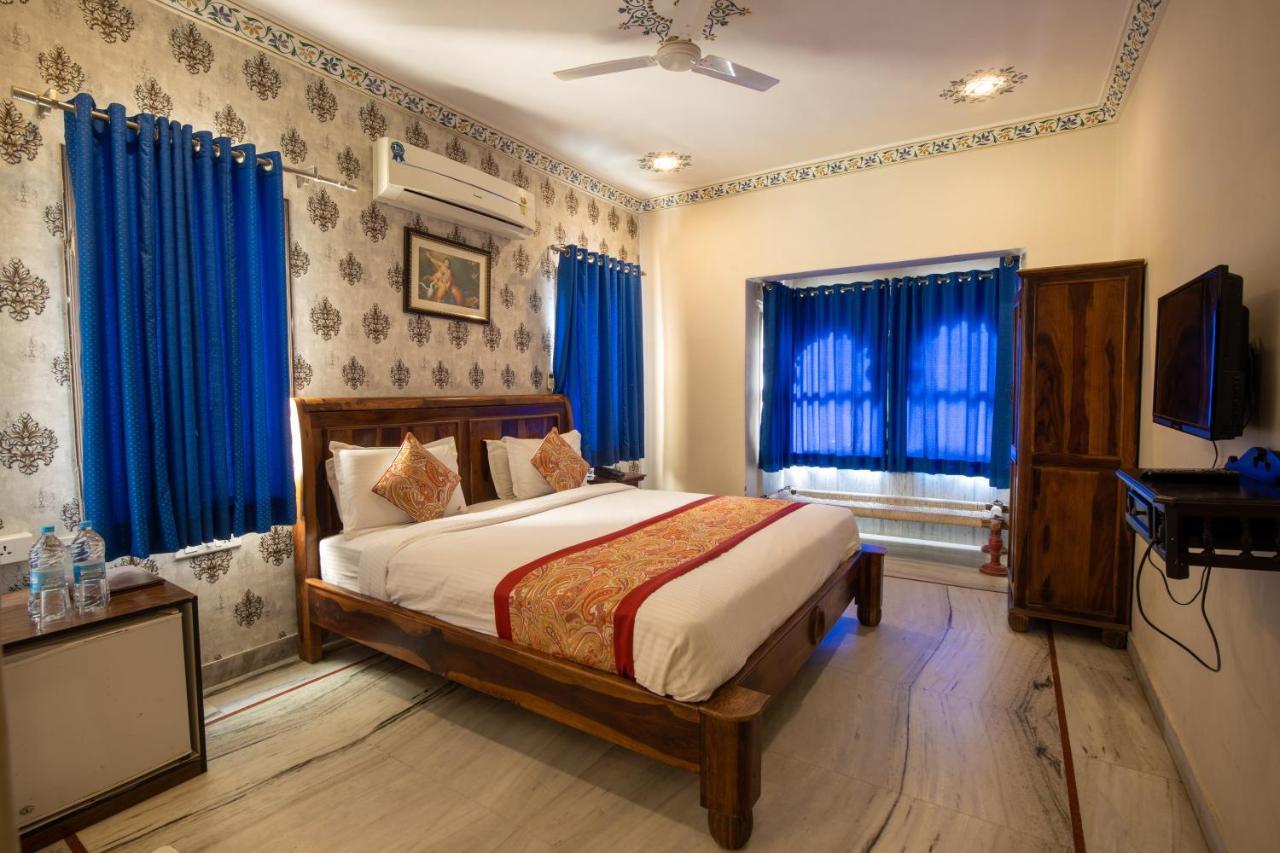 Hotel Royal Pratap Niwas Удайпур Екстериор снимка