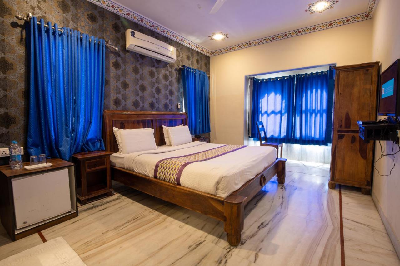 Hotel Royal Pratap Niwas Удайпур Екстериор снимка
