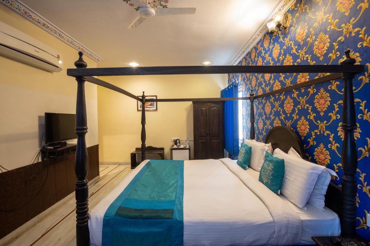 Hotel Royal Pratap Niwas Удайпур Екстериор снимка