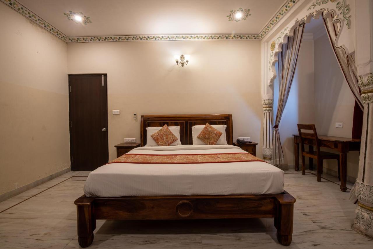 Hotel Royal Pratap Niwas Удайпур Екстериор снимка