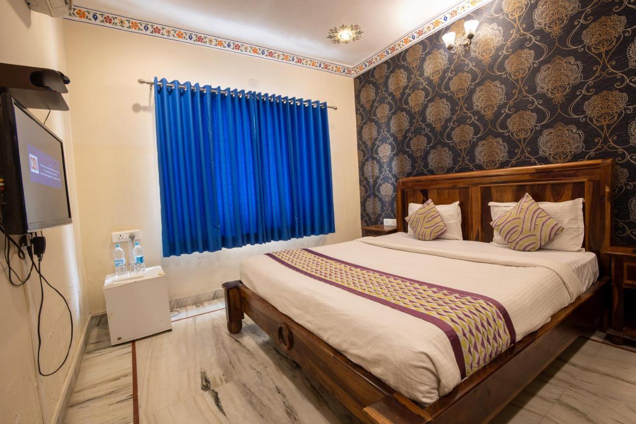 Hotel Royal Pratap Niwas Удайпур Екстериор снимка