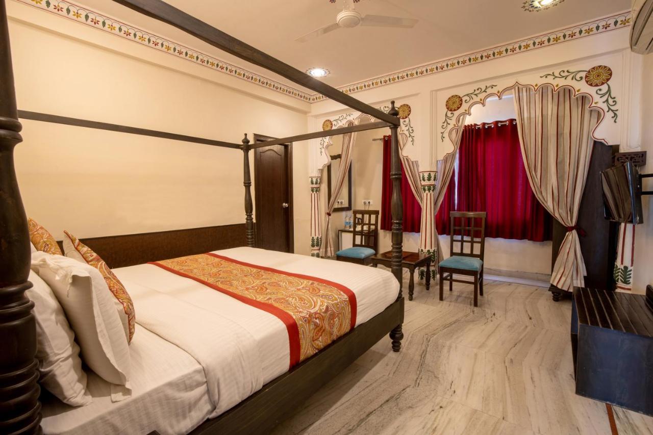 Hotel Royal Pratap Niwas Удайпур Екстериор снимка