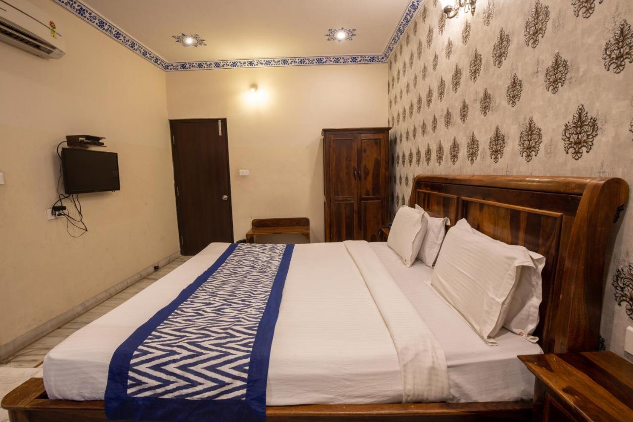 Hotel Royal Pratap Niwas Удайпур Екстериор снимка