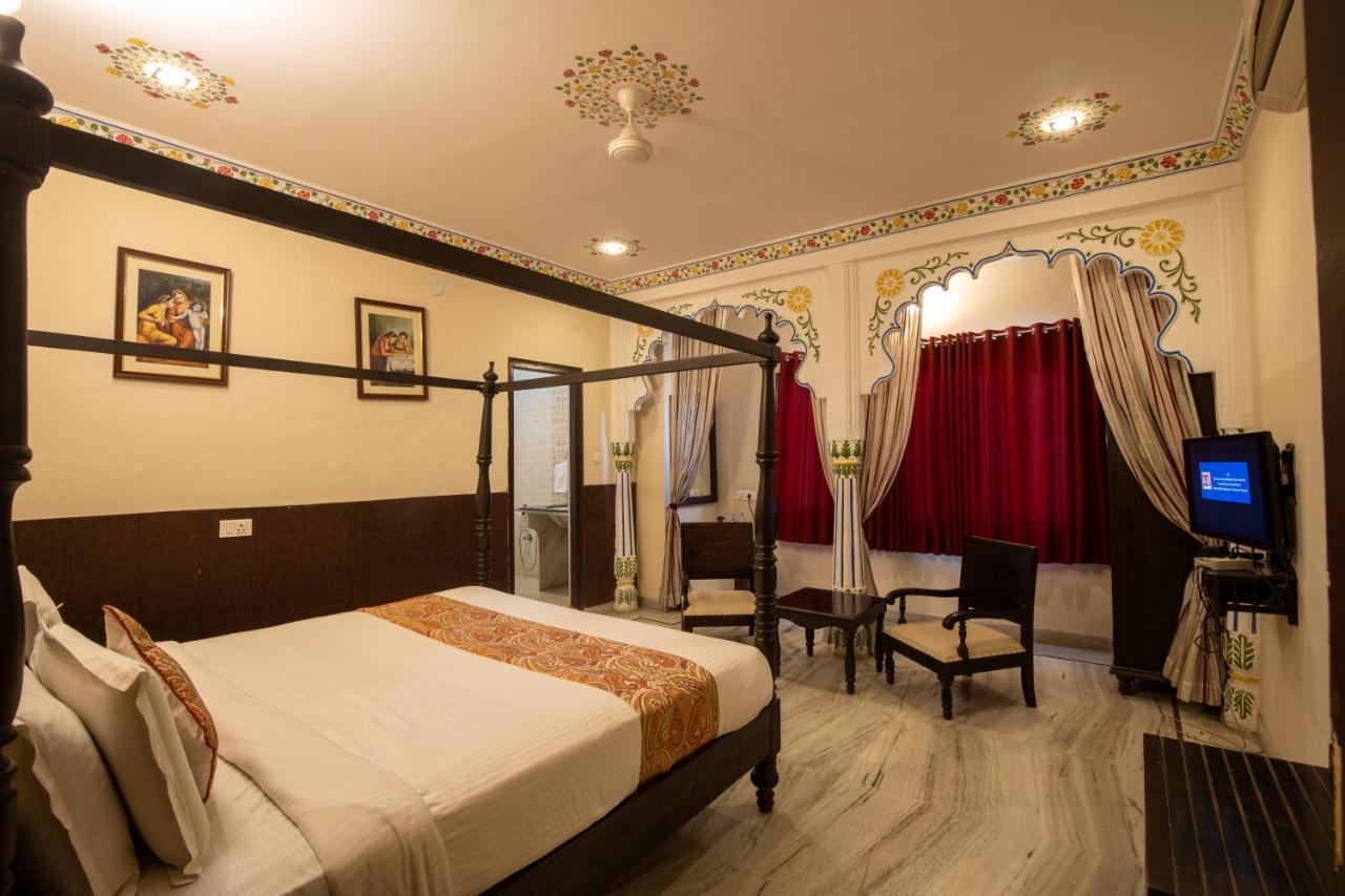 Hotel Royal Pratap Niwas Удайпур Екстериор снимка