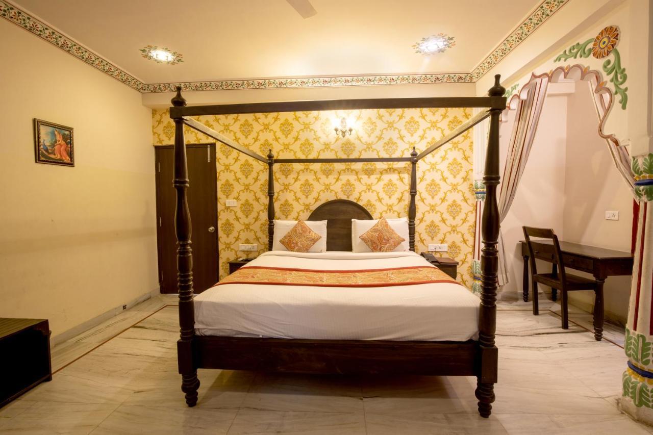Hotel Royal Pratap Niwas Удайпур Екстериор снимка