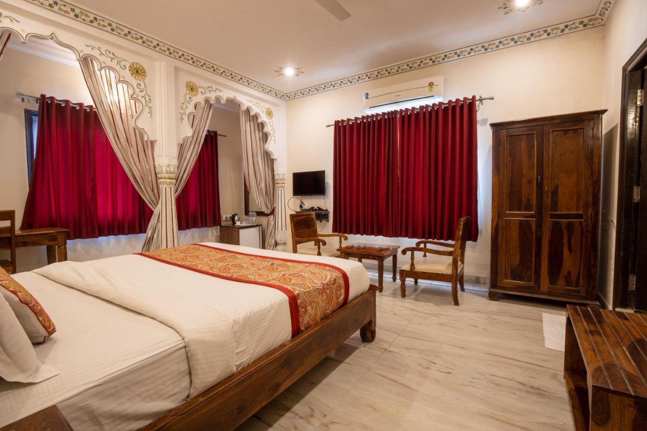 Hotel Royal Pratap Niwas Удайпур Екстериор снимка