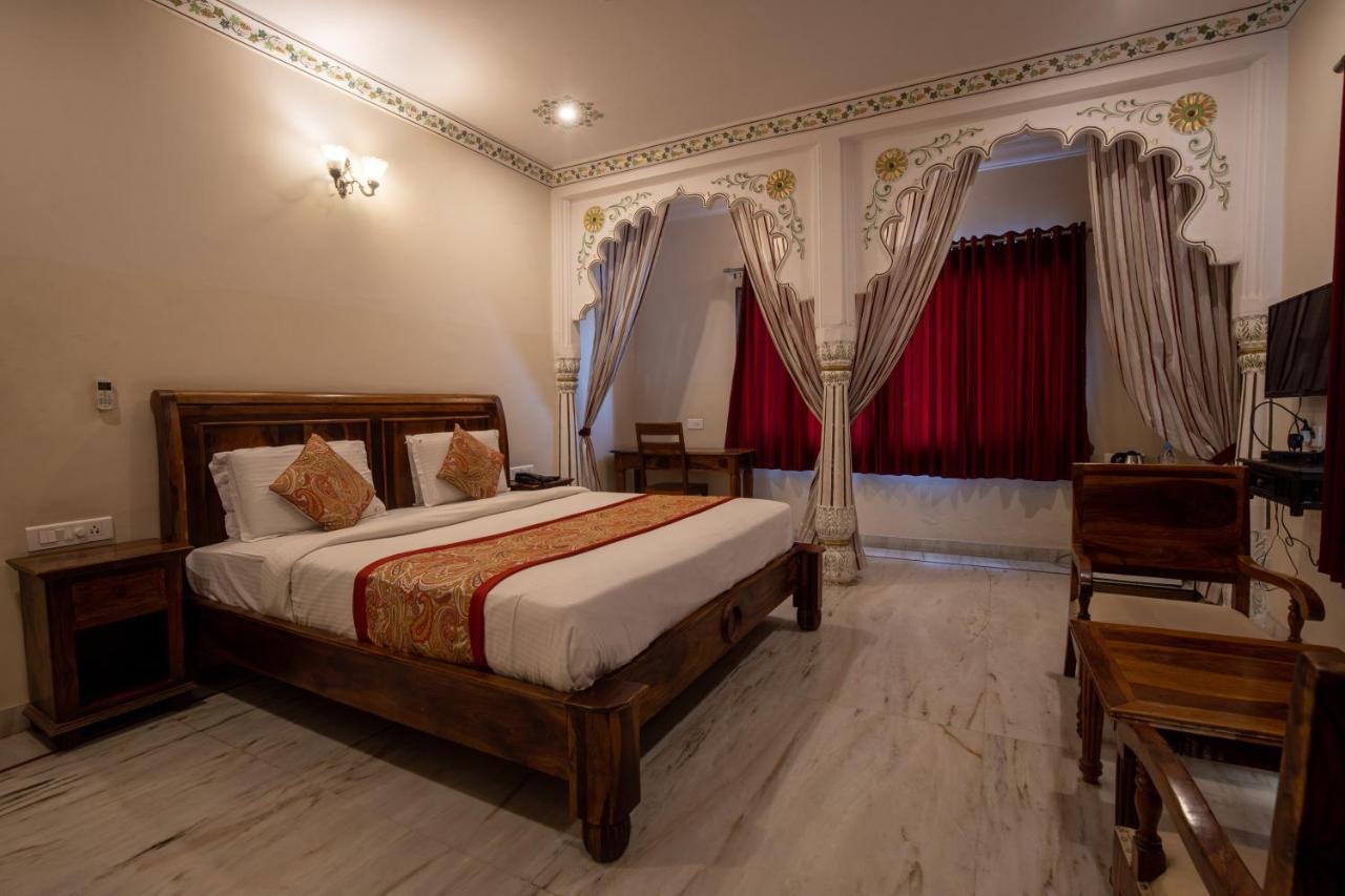 Hotel Royal Pratap Niwas Удайпур Екстериор снимка