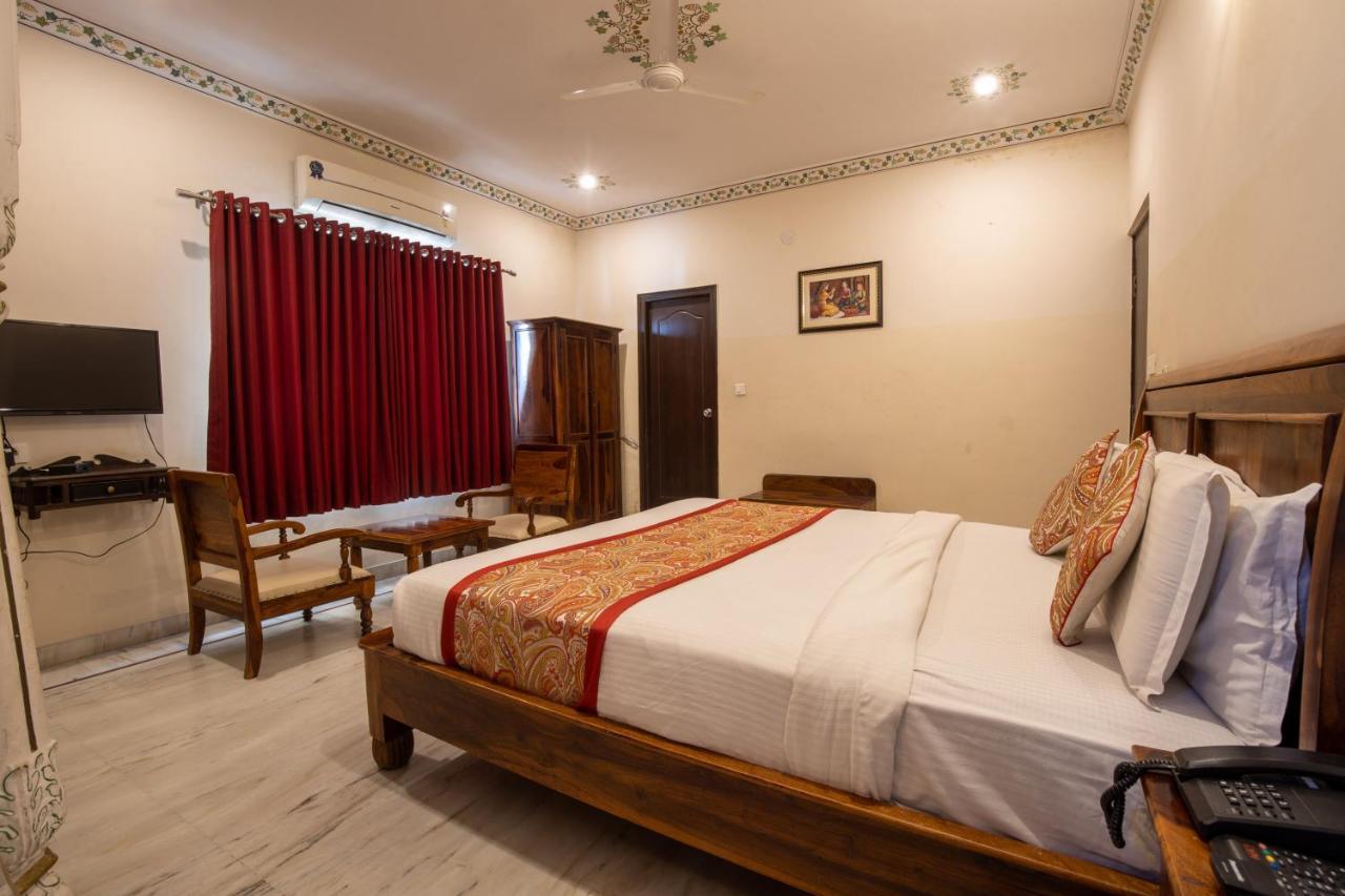 Hotel Royal Pratap Niwas Удайпур Екстериор снимка