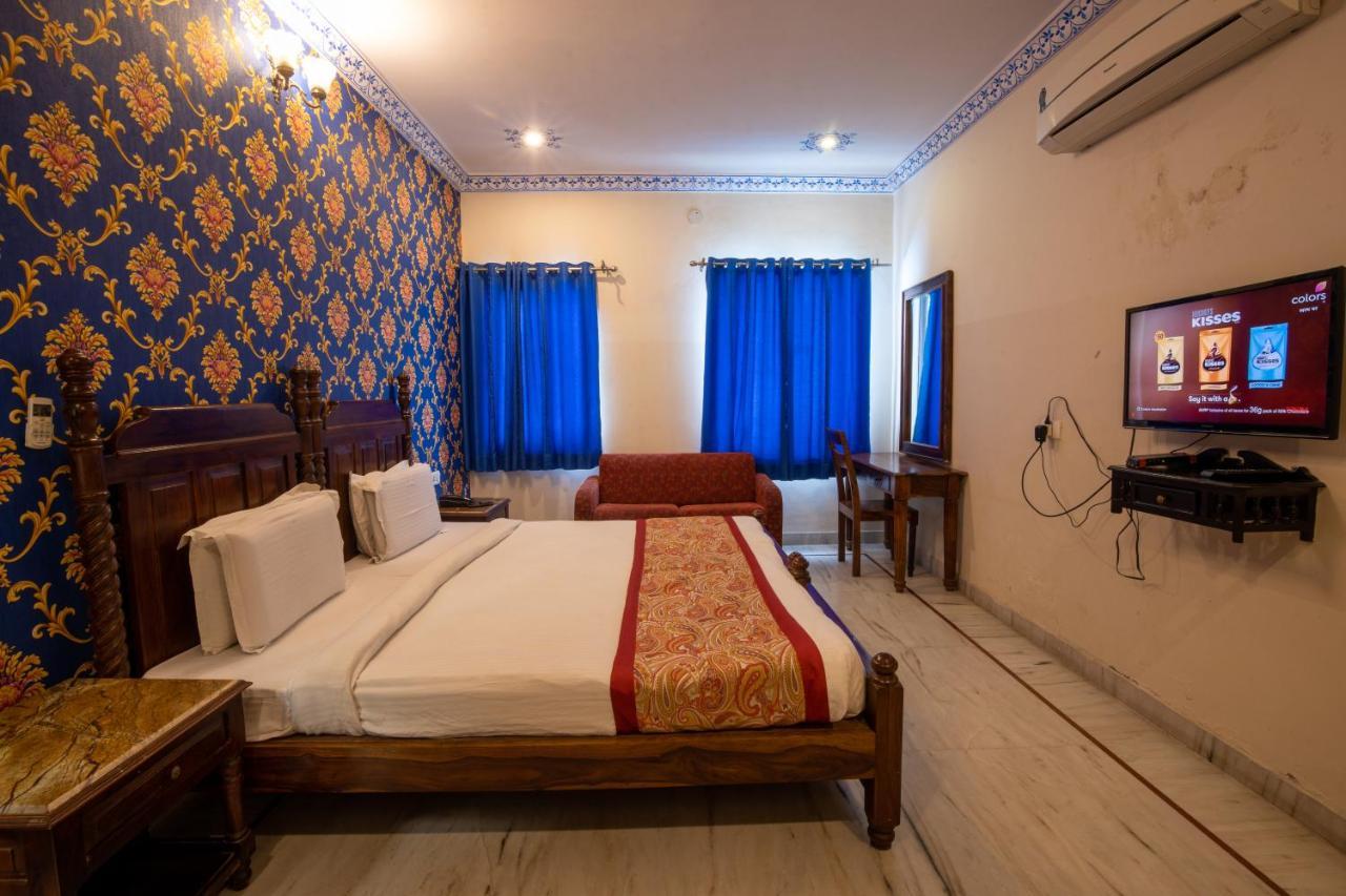 Hotel Royal Pratap Niwas Удайпур Екстериор снимка
