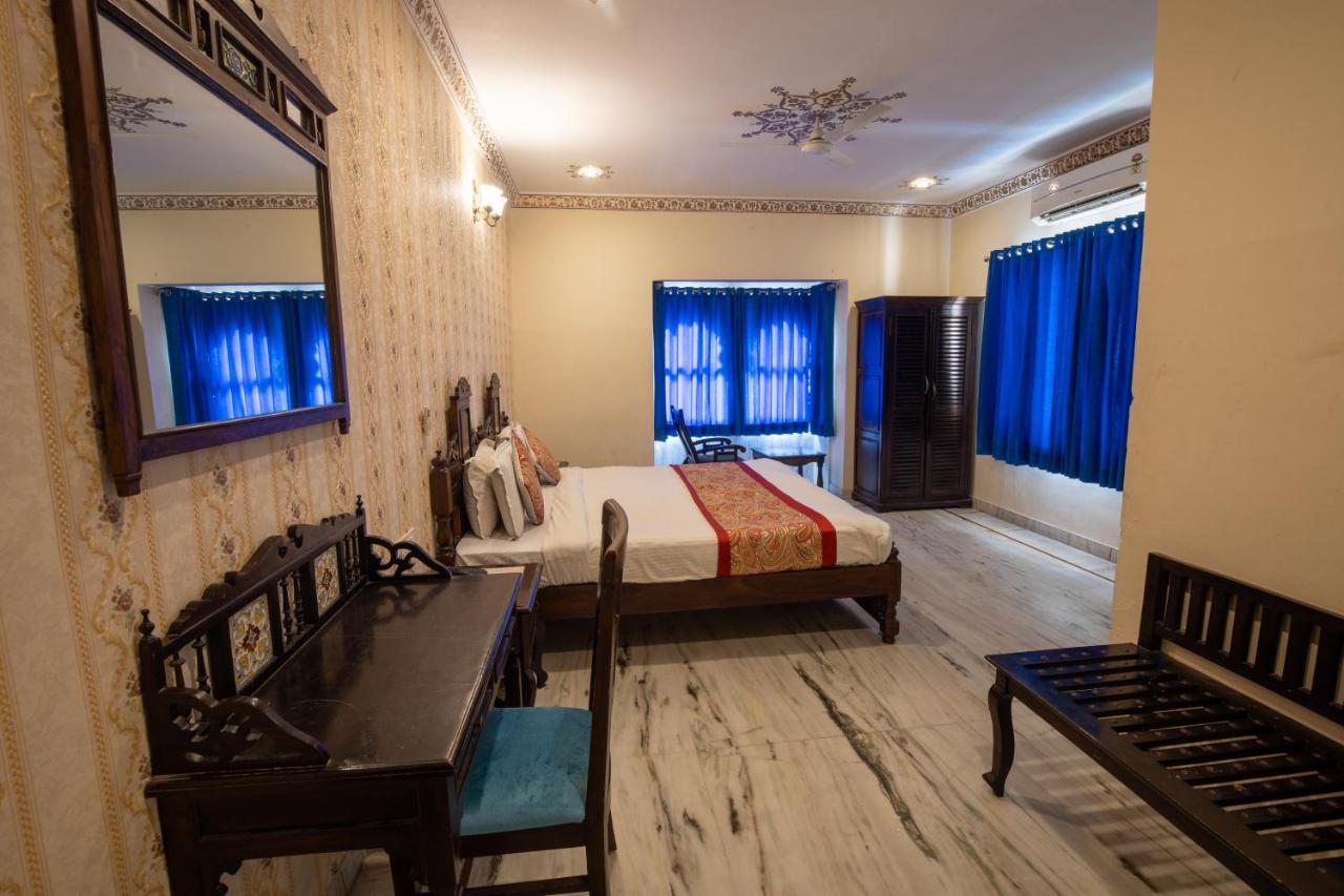 Hotel Royal Pratap Niwas Удайпур Екстериор снимка