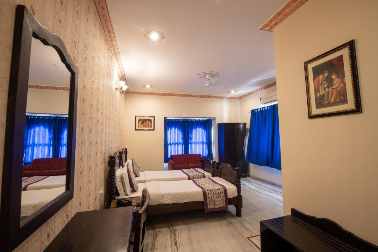Hotel Royal Pratap Niwas Удайпур Екстериор снимка
