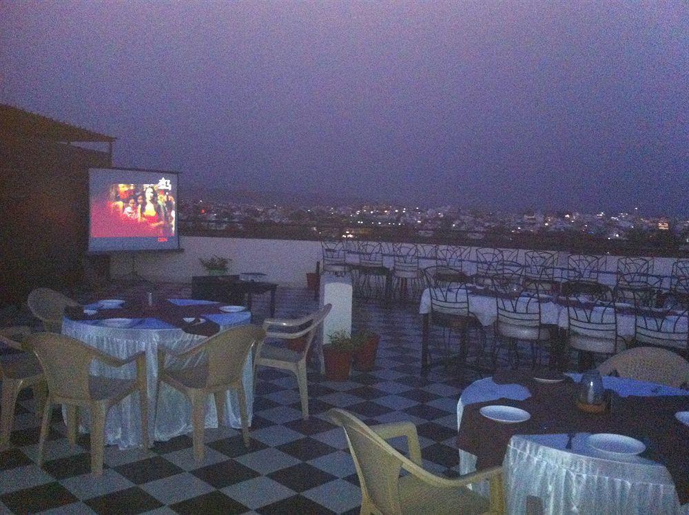 Hotel Royal Pratap Niwas Удайпур Екстериор снимка