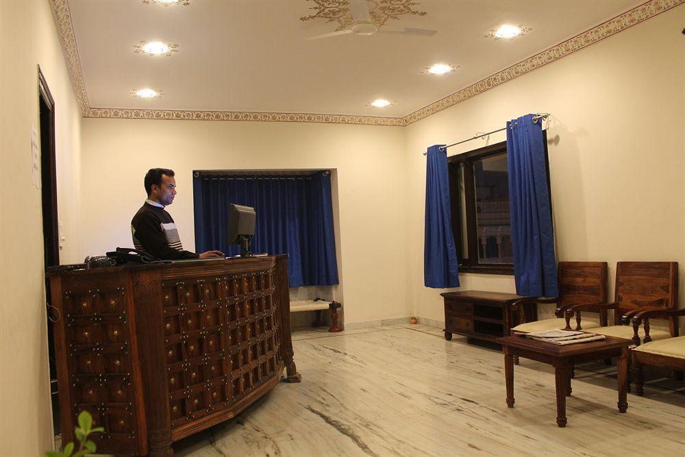 Hotel Royal Pratap Niwas Удайпур Екстериор снимка