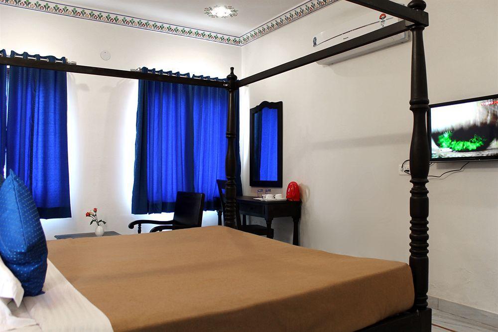 Hotel Royal Pratap Niwas Удайпур Екстериор снимка