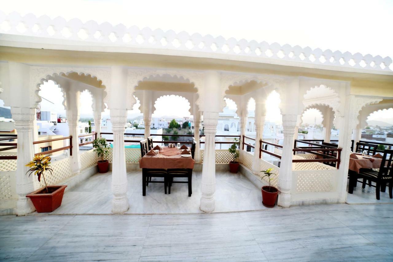 Hotel Royal Pratap Niwas Удайпур Екстериор снимка