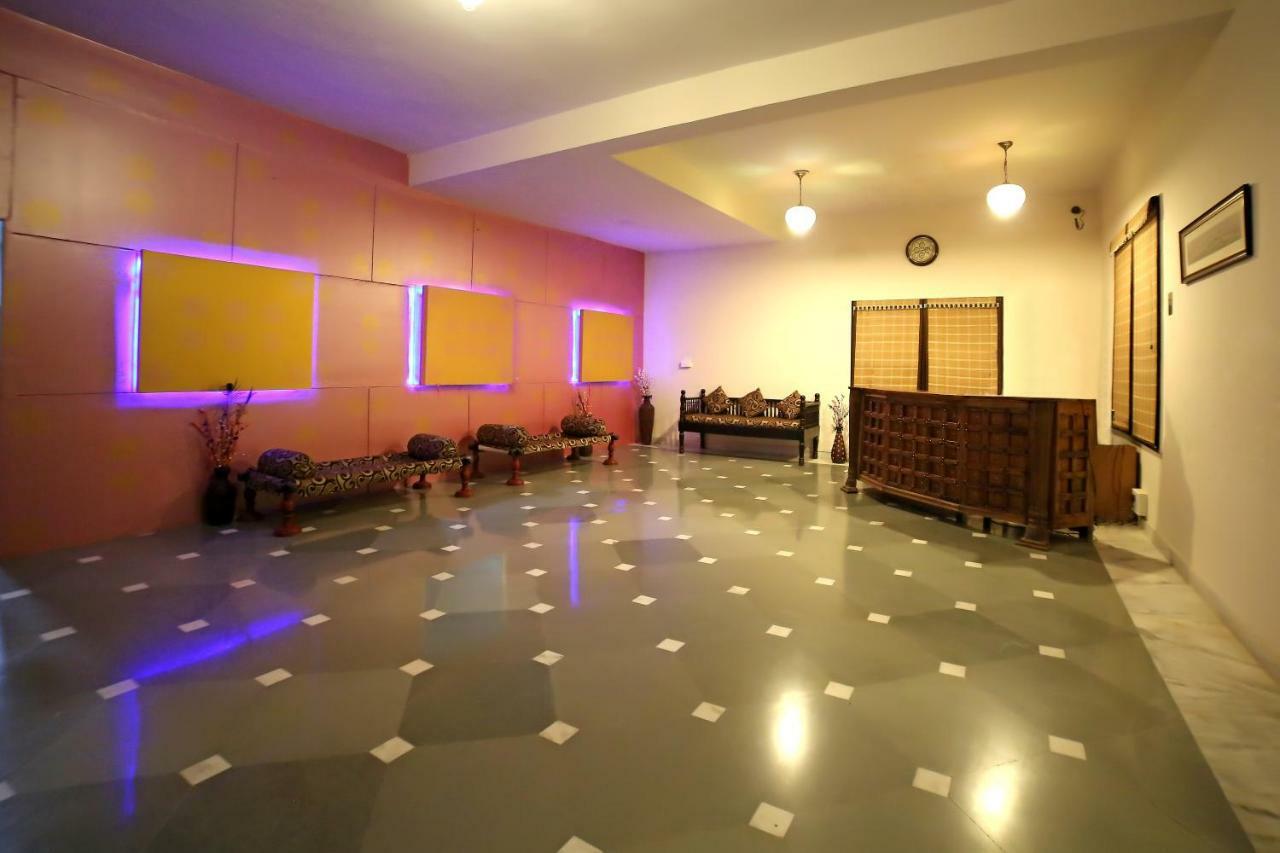 Hotel Royal Pratap Niwas Удайпур Екстериор снимка