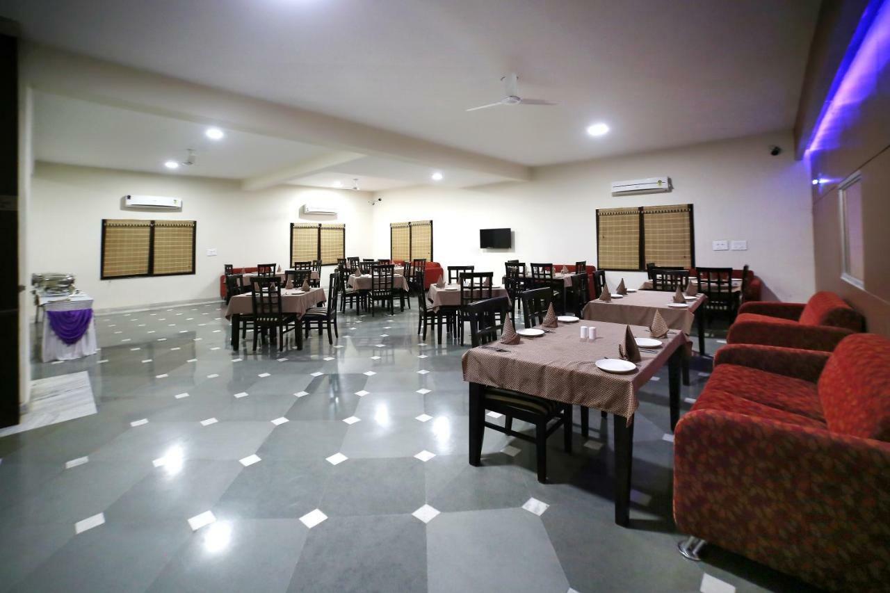 Hotel Royal Pratap Niwas Удайпур Екстериор снимка
