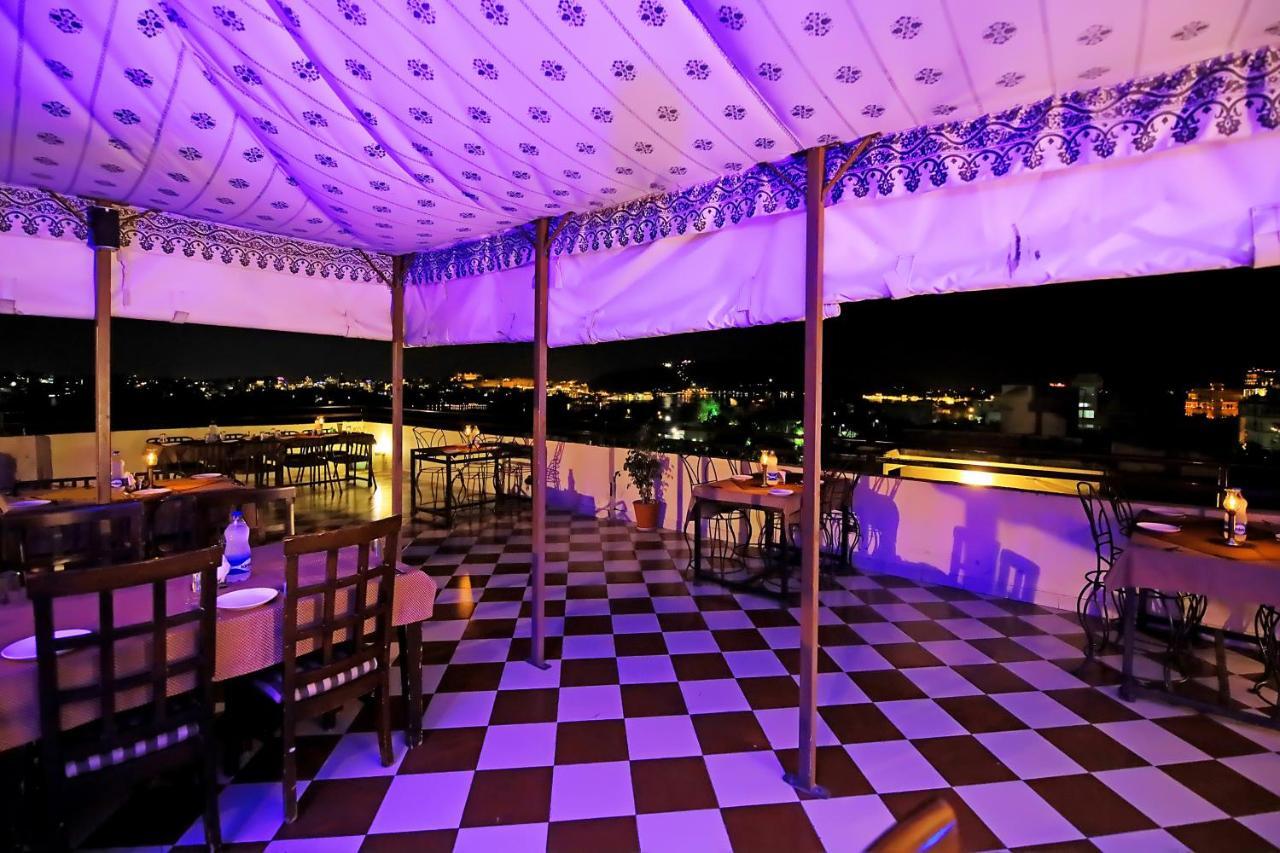 Hotel Royal Pratap Niwas Удайпур Екстериор снимка
