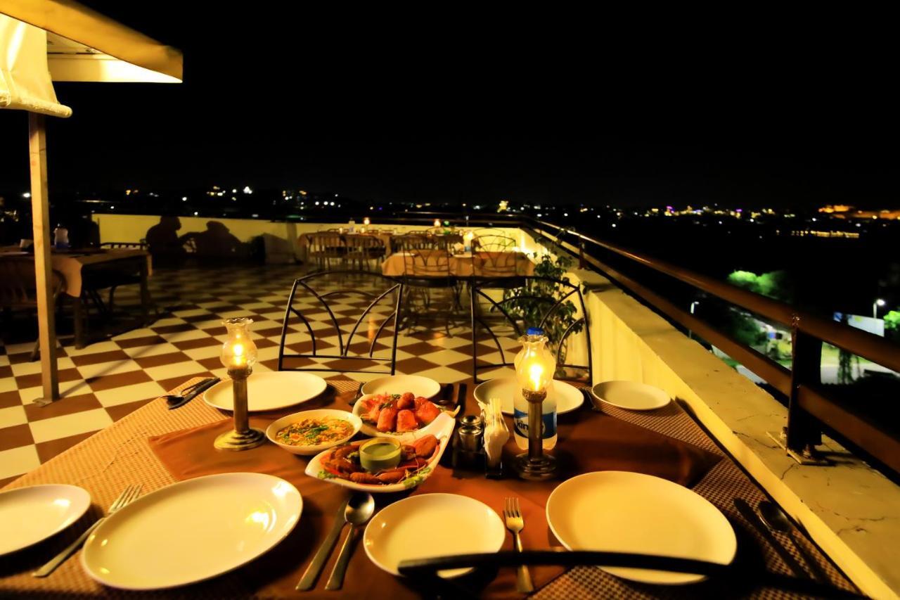 Hotel Royal Pratap Niwas Удайпур Екстериор снимка