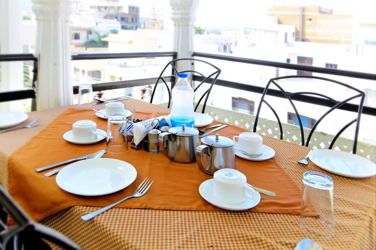 Hotel Royal Pratap Niwas Удайпур Екстериор снимка
