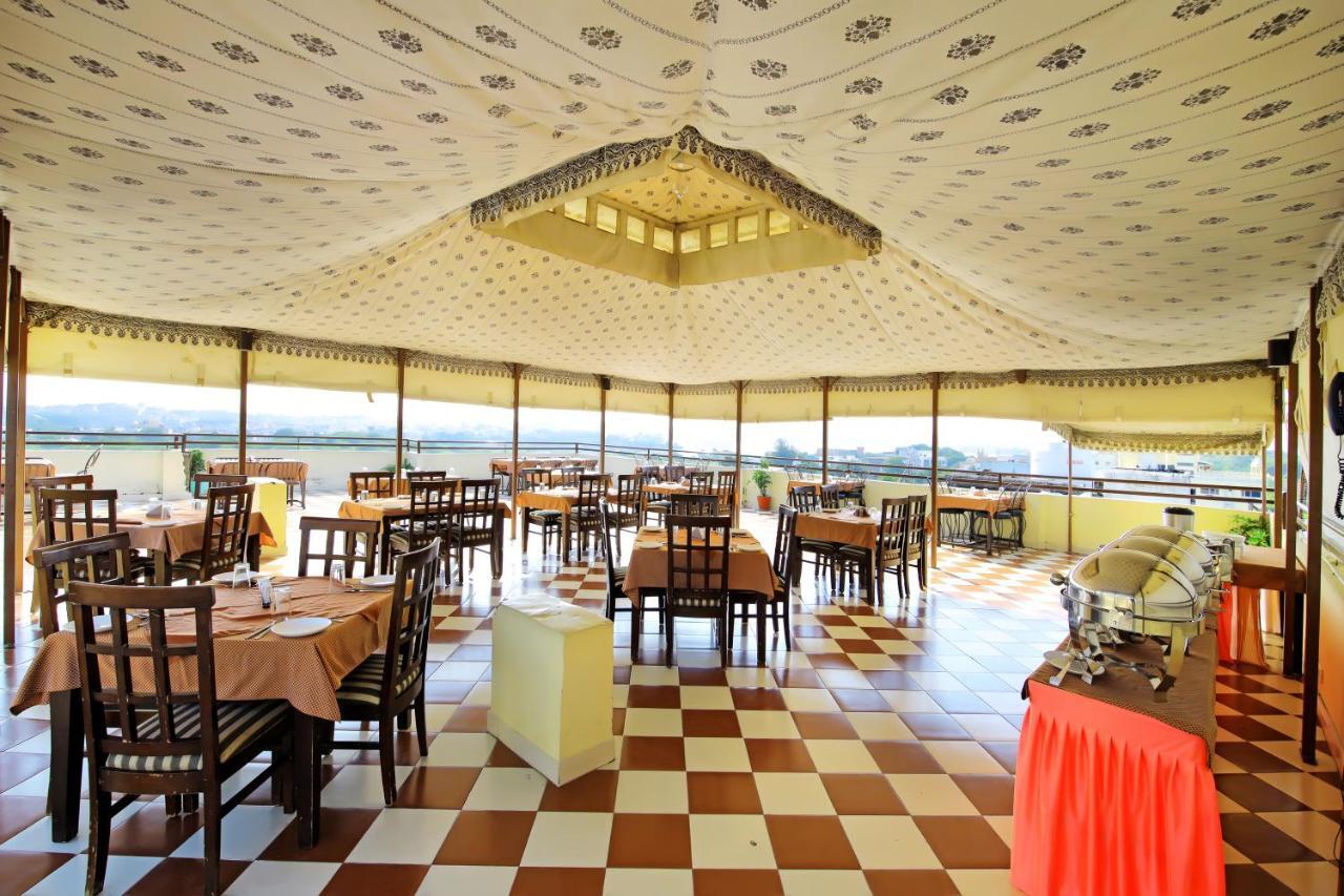 Hotel Royal Pratap Niwas Удайпур Екстериор снимка